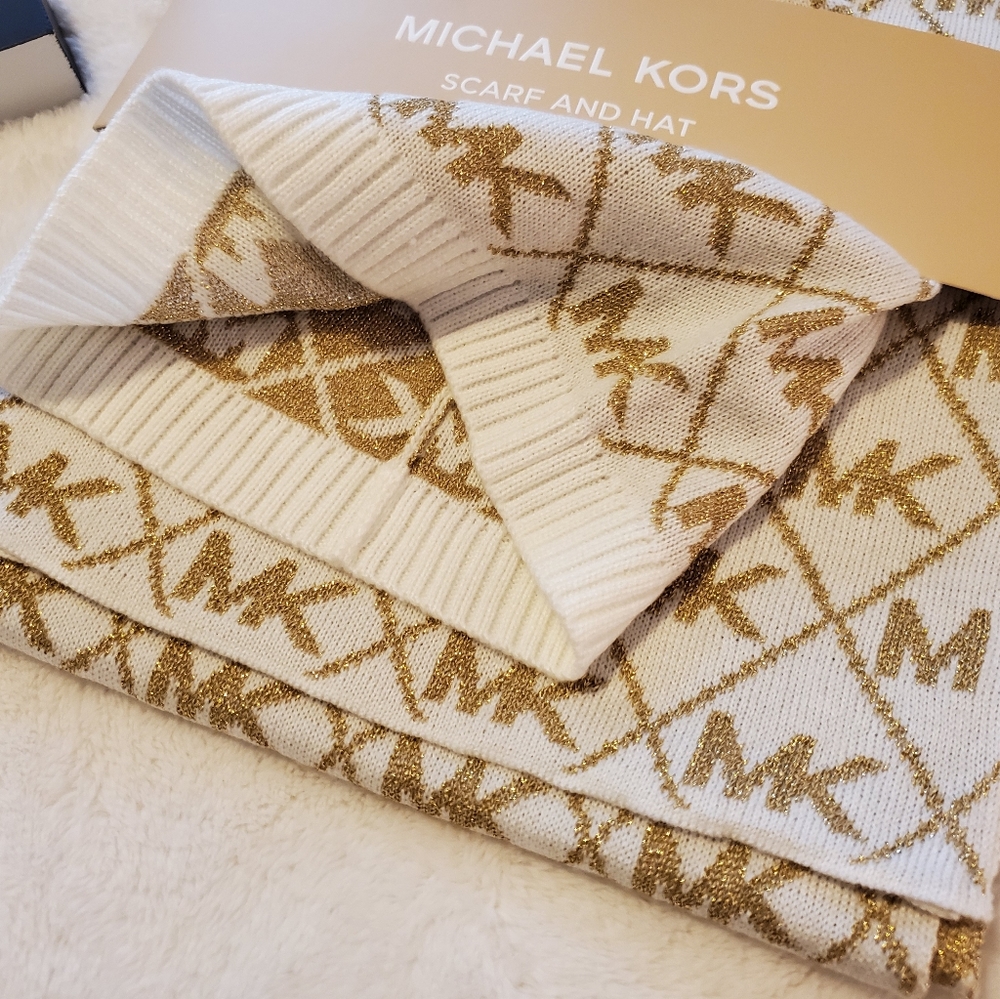 SOLD....💲⬇️Michael Kors hat/scarf set - Picture 4 of 4